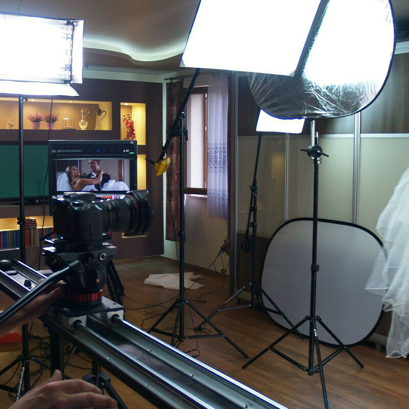 Na planie filmowym reklamy telewizyjnej mebli.